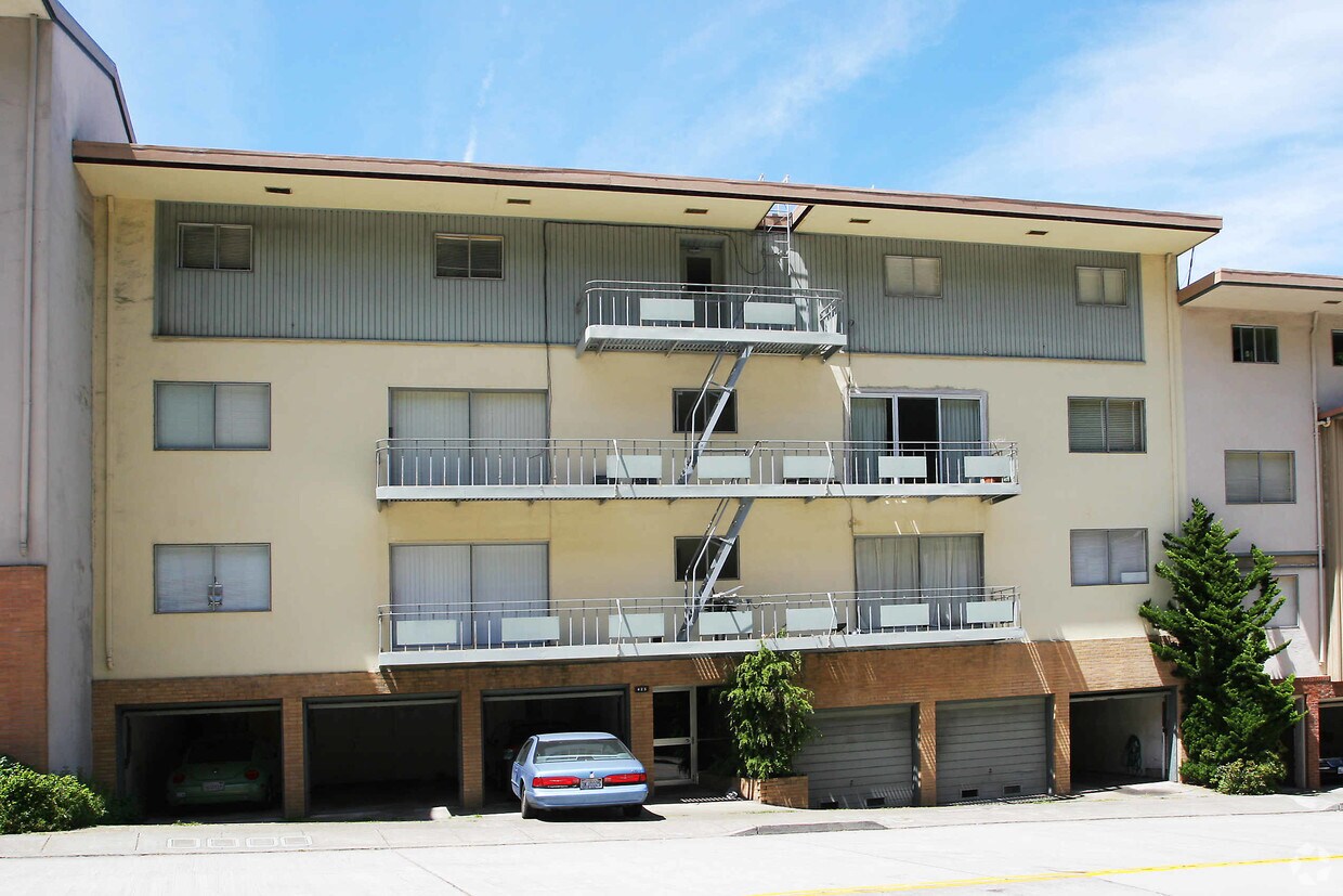 Building Photo - Forest Knolls