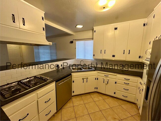 Building Photo - Beautiful 4 Bed/2 Bath Home in Taft w/ RBP...
