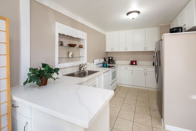 Foto del edificio - Steps from beautiful Kailua Beach, fully furnished 3 bedroom, 2 bath single family home