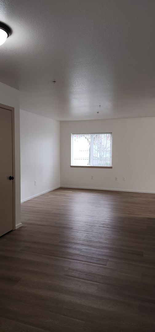 Building Photo - 16410 SE 5th St