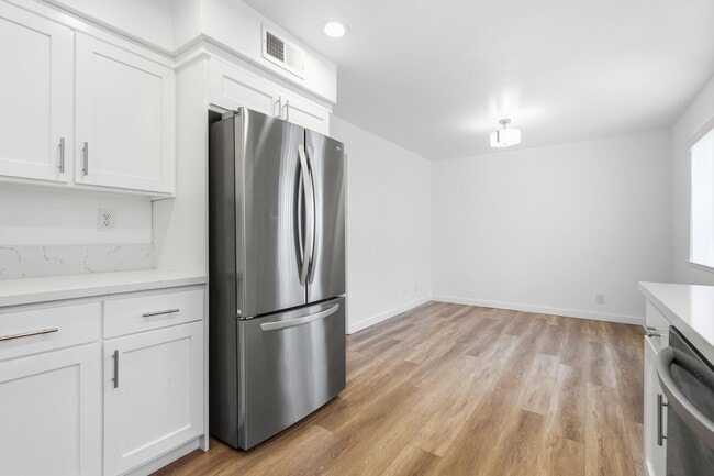 Building Photo - 9000 Vanalden Ave