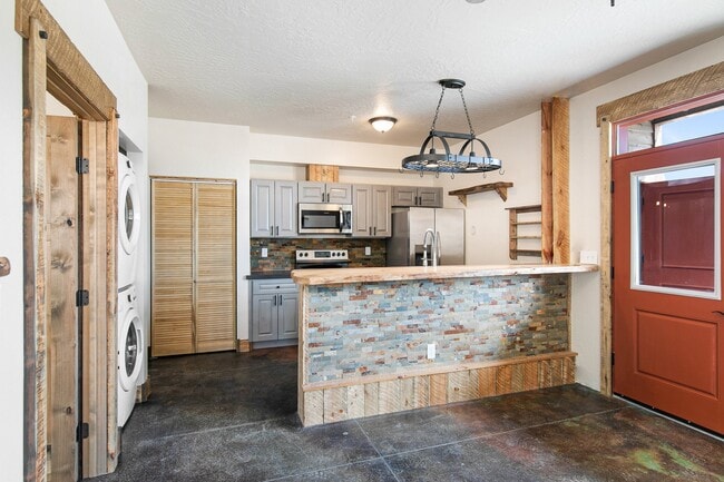 Building Photo - 6240-6243 Three Needles Ln
