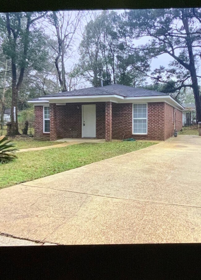 Building Photo - 111 Columbia St