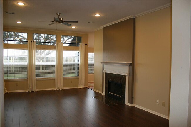 Building Photo - 211 Scarlet Maple Dr