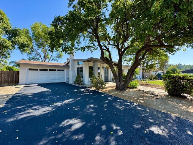 Foto del edificio - Newly Remodeled Gorgeous Open Floor Plan on a large Corner Lot