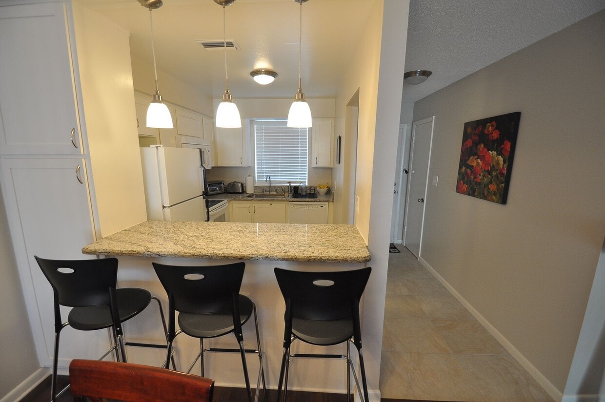 Primary Photo - Charming 2-Bedroom Condo in Scenic Winter ...