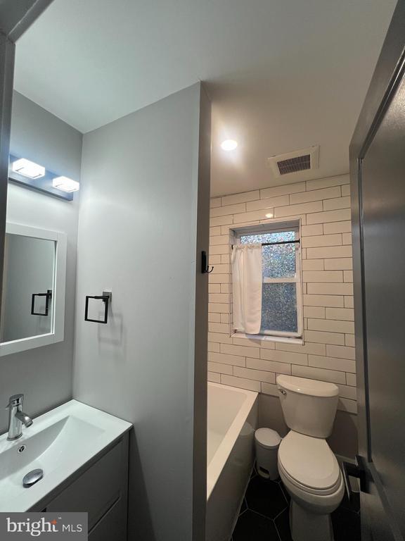 Building Photo - 323 S 51st St