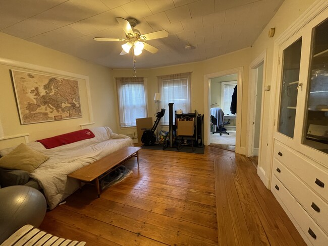 Building Photo - 21 College Ave