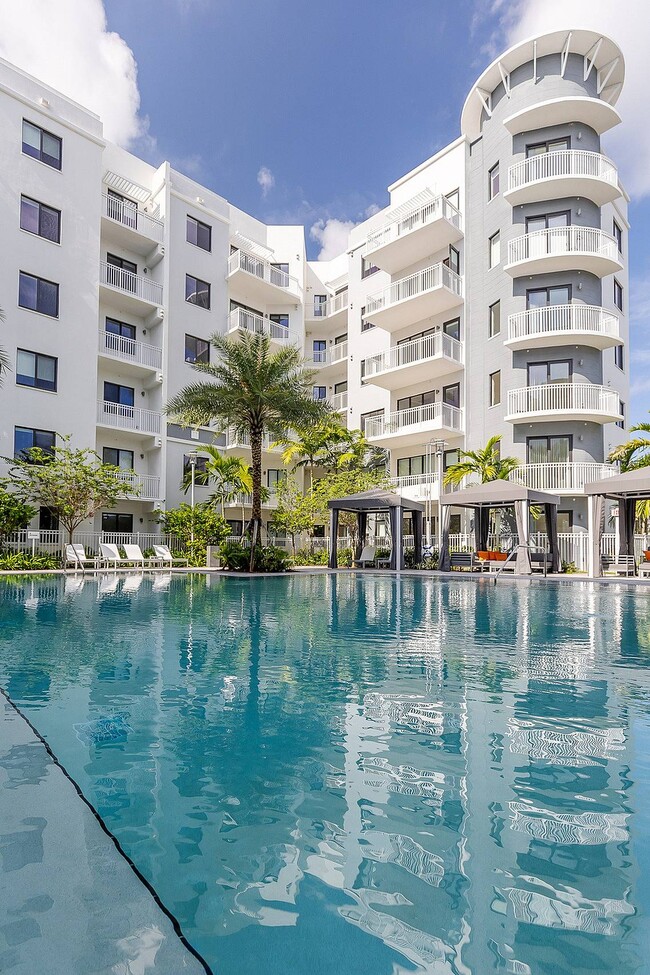 Resort style swimming pool with cabanas - AMLI Park West