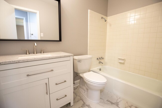 Foto del edificio - Remodeled 3 bedroom/ 2 bathroom in South B...