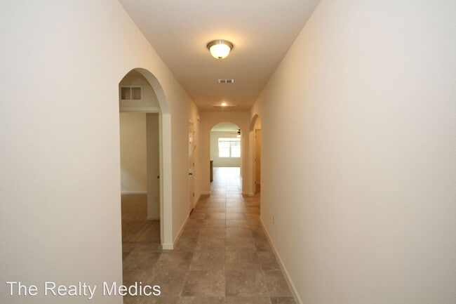 Building Photo - 4 br, 2 bath House - 1028 Salina St SE