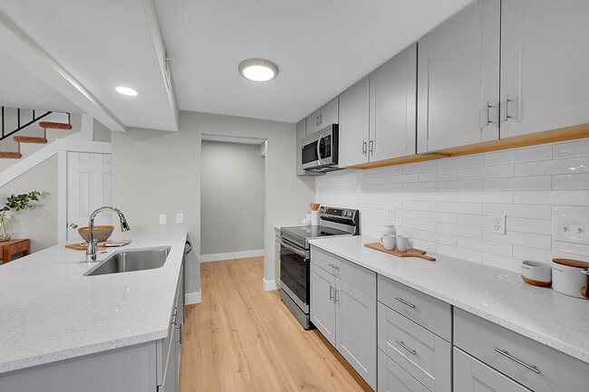 Building Photo - 7700 W Glasgow Pl