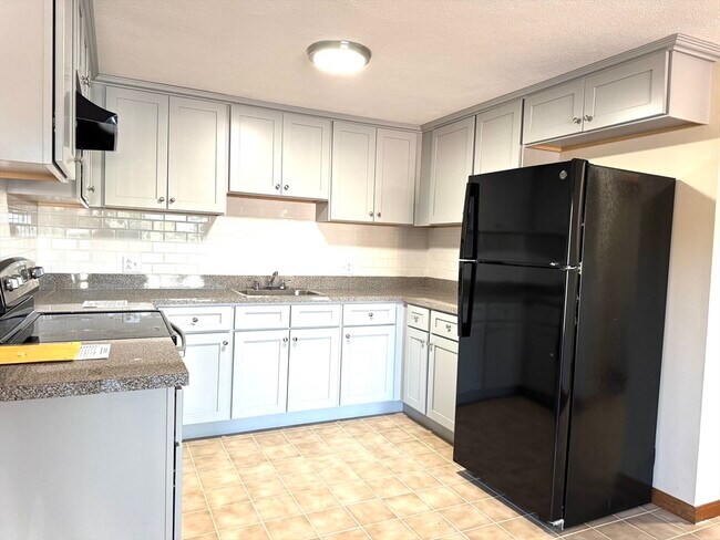 Foto del edificio - 484 Western Ave