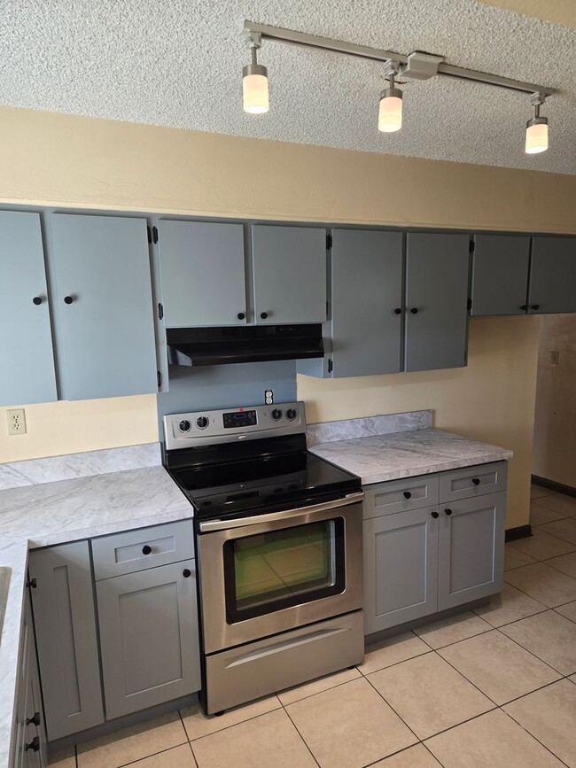 Foto del edificio - SPACIOUS 2 BEDROOM 1 BATH DUPLEX LOCATED I...