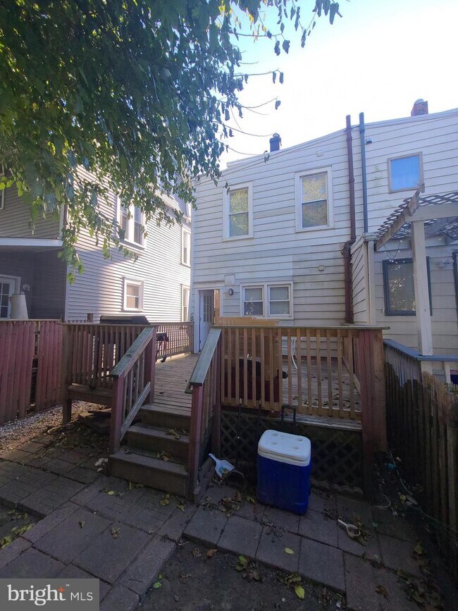 Building Photo - 323 Monmouth St