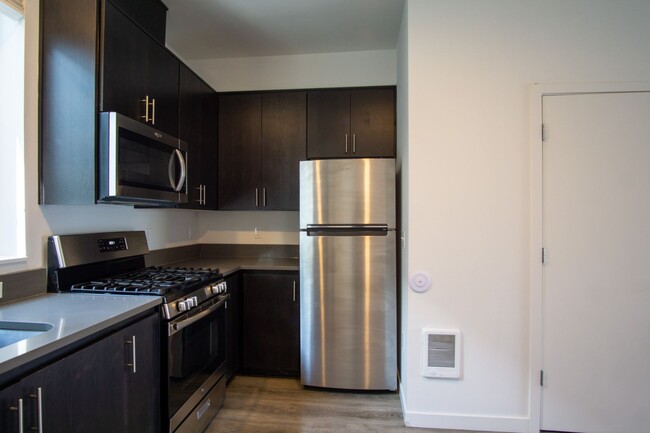 Building Photo - St. Johns-Sleek Modern Townhouse Ready Mid...