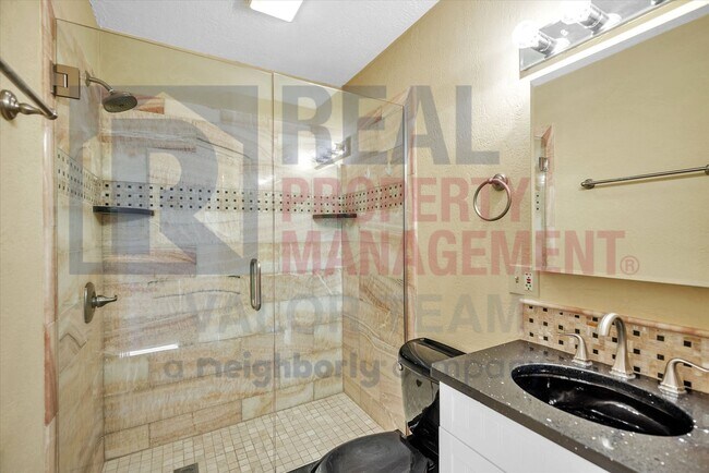 Foto del edificio - Renovated 5bd/2bth Colonial in N Olmsted