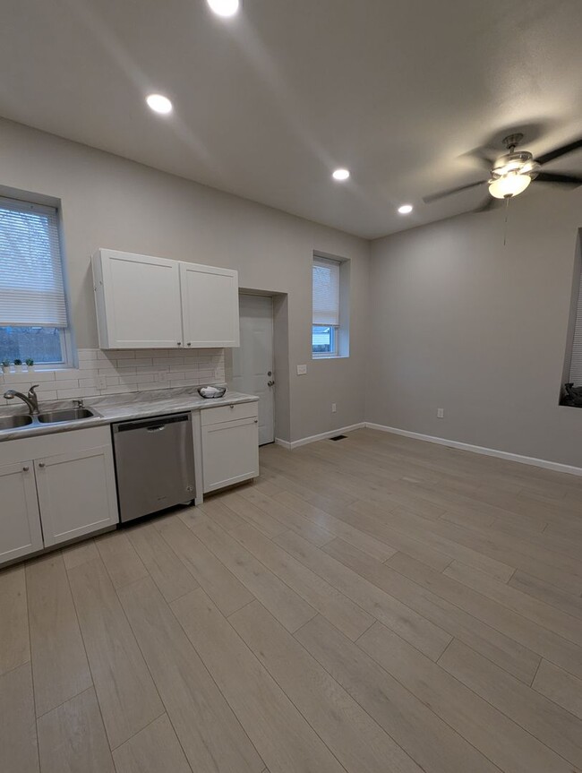 Foto del edificio - **$500 Security Deposit & 1st Month Free w...