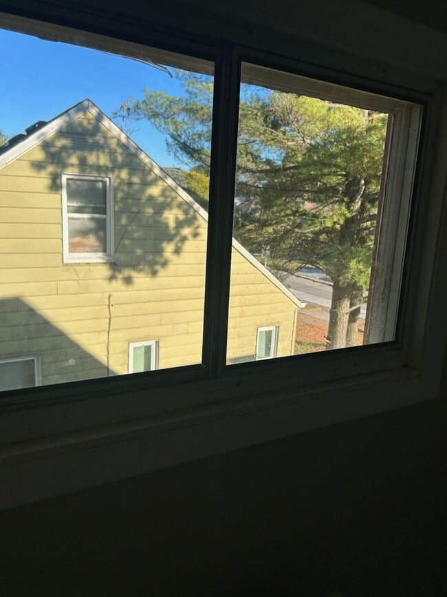 Building Photo - Charming 4-Bedroom Property in Prime Location