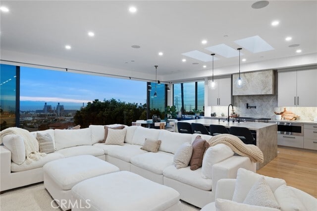 Foto del edificio - 807 N Paulina Ave