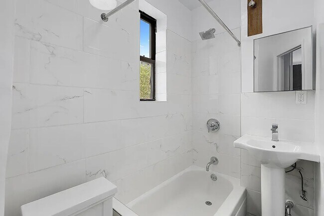 Foto del edificio - 235 W 12th St