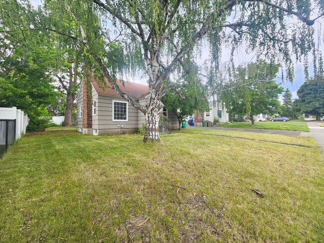 Foto del edificio - $1,895 - 3 Bed / 1 Bath Vintage Bungalow In North Spokane