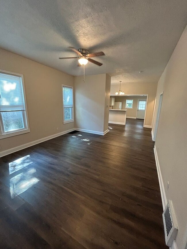 Building Photo - Charming 3-Bedroom Home With Fenced Backyard