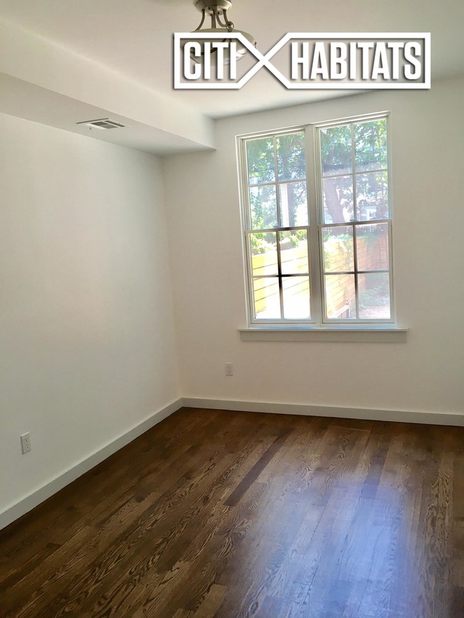 Building Photo - 214 7th St