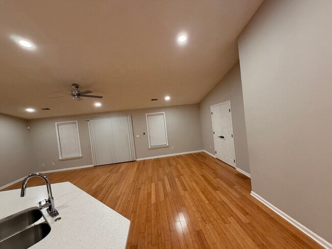 Building Photo - 705 Veryfine Dr