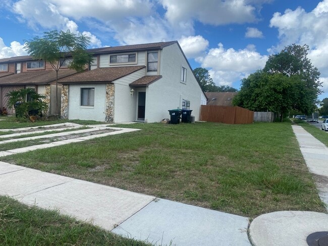 Building Photo - NEAR UCF 2 BEDROOM, 2 BATHROOM END UNIT TO...