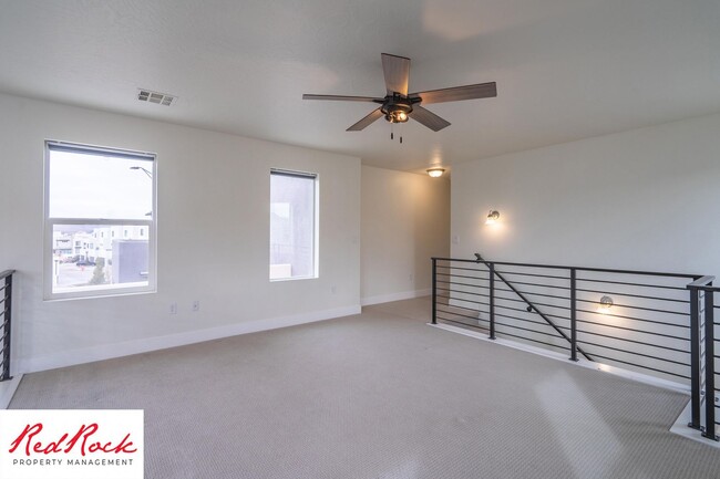 Building Photo - Spacious 2 Bedroom Unit in Desert Color Wi...