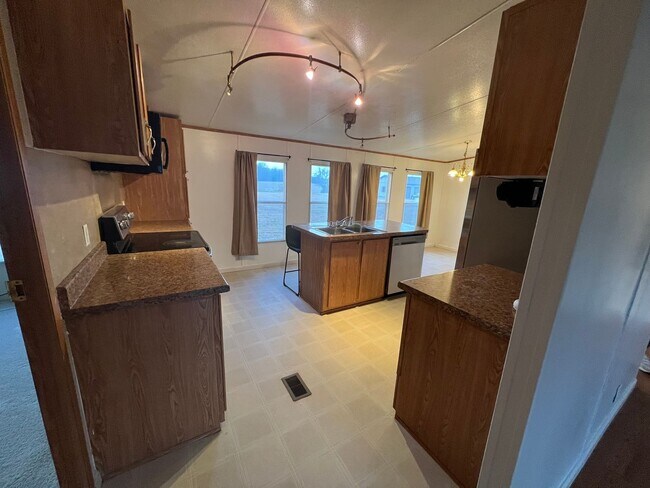 Building Photo - 3 Bedroom 2 Bathroom Home in the Country