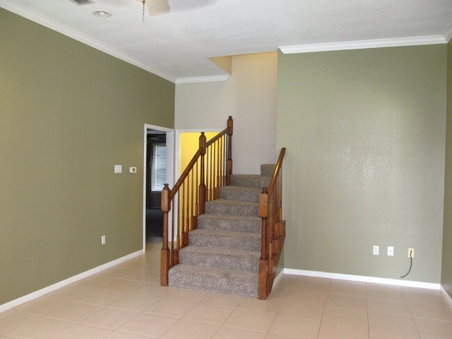 Building Photo - LARGE 4 BEDROOM NEAR LAKE