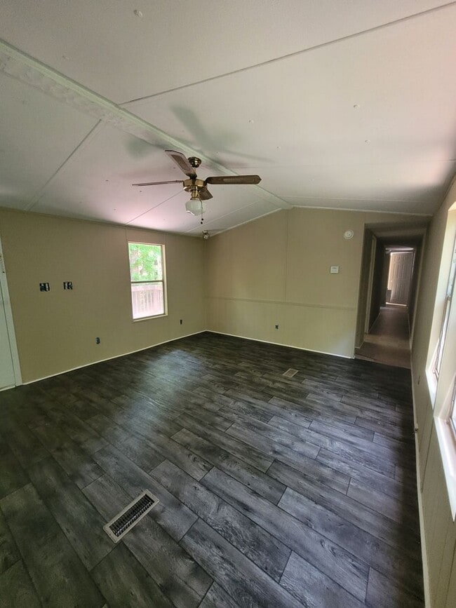 Building Photo - For rent: Madison county-Colbert, GA - Two...