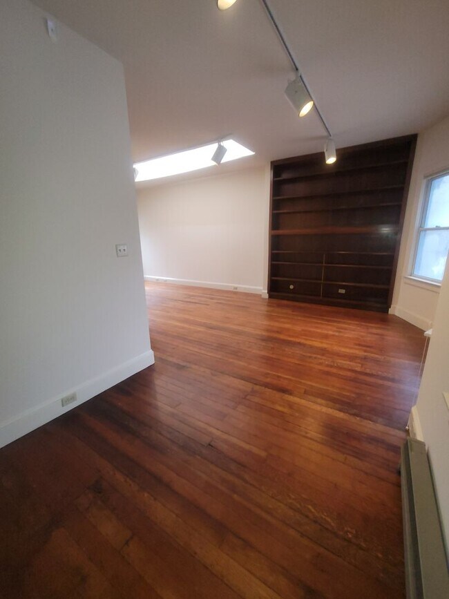 Building Photo - 2BR/1.5BA Loft w/ Garage Parking in Conven...