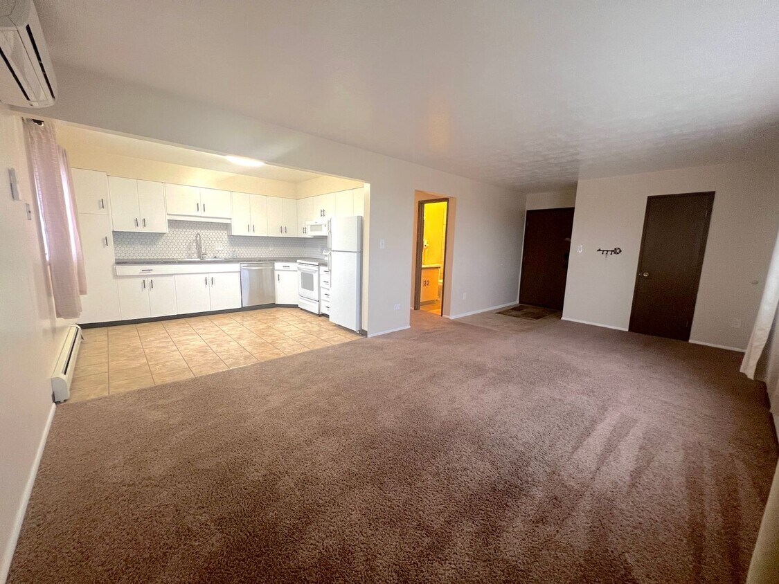 Primary Photo - Extra Large 2 bedroom 1.5 Bath Centrally L...