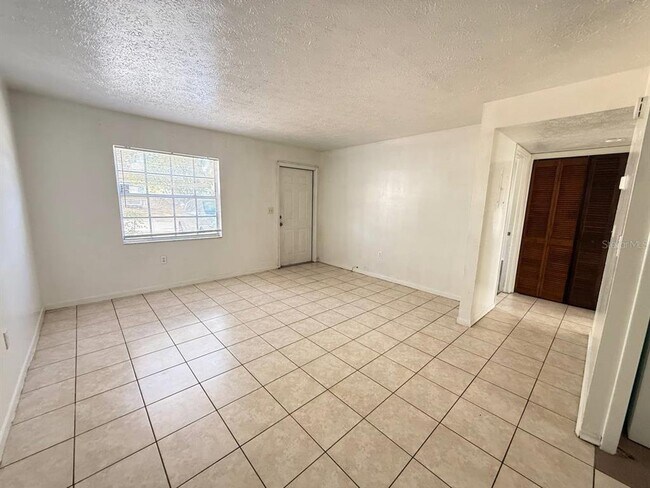 Foto del edificio - 8505 N Tampa St