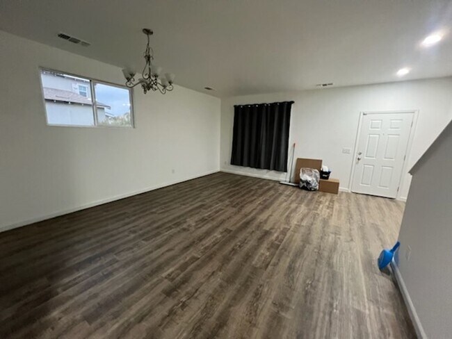 Foto del edificio - 4 Bedroom Home Coming Soon in DINUBA!