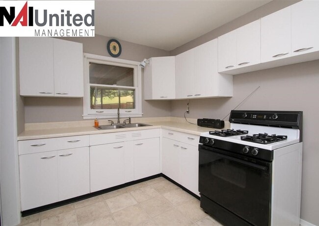 Building Photo - Three bedroom, one bathroom home for rent