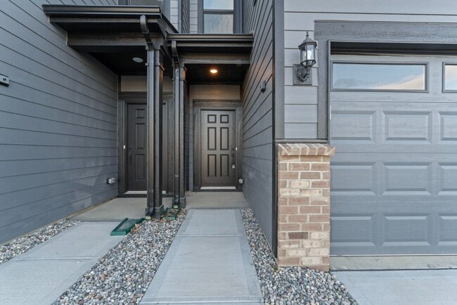 Building Photo - Luxury Townhome, Fishers Schools, Minutes from Shopping, Restaurants, and City Parks!