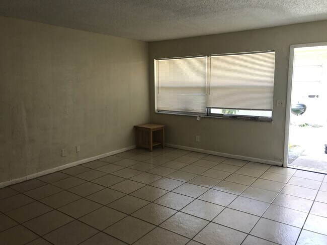 Foto del edificio - Large 2-1 with central air