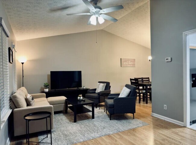 Building Photo - 979 Falcon Crest Dr