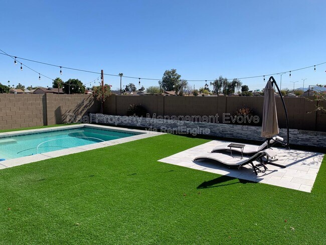 Foto del edificio - 8721 W MacKenzie Dr