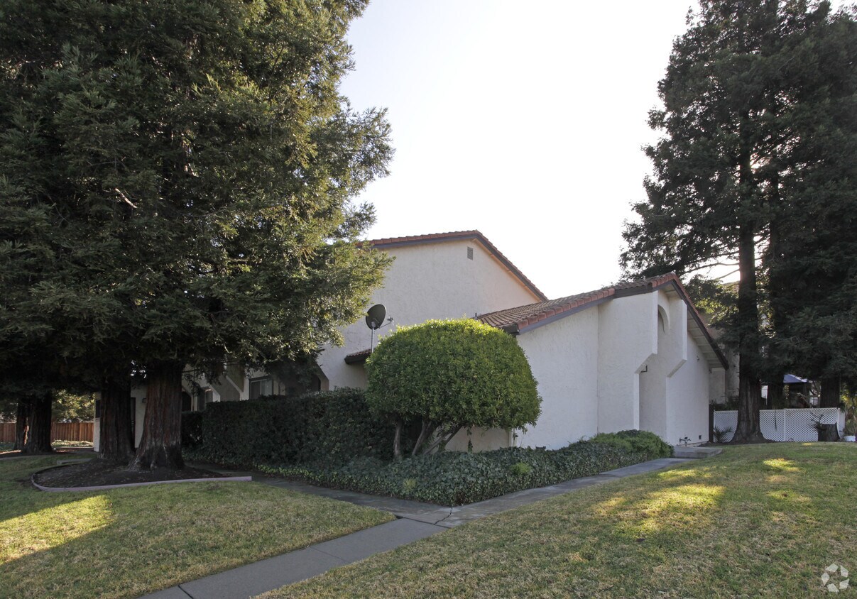 Foto principal - 2050 Eisenhower Dr