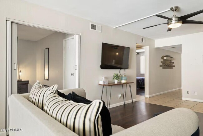 Foto del edificio - 7625 E Camelback Rd