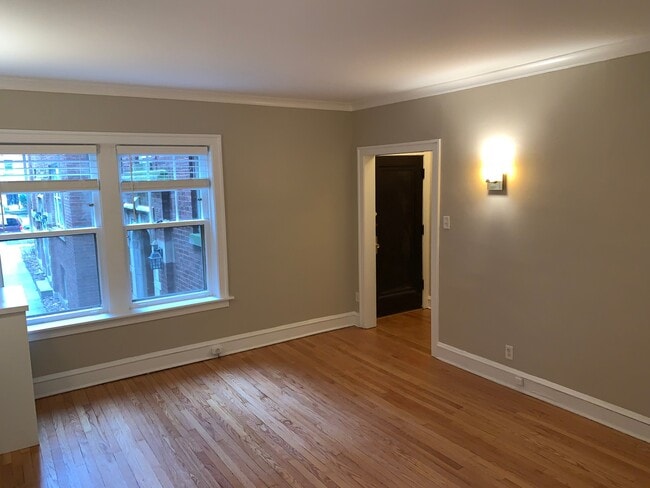 Building Photo - 2046 W Farragut Ave