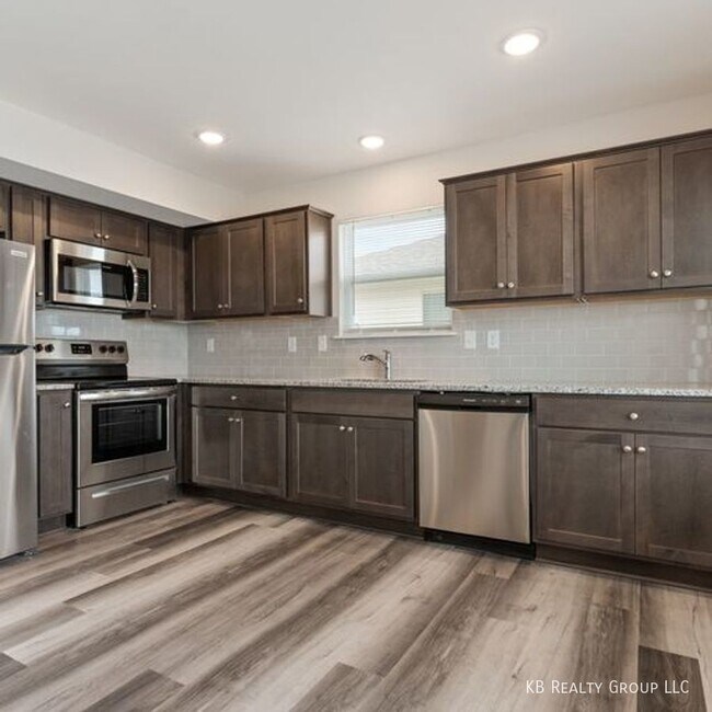 Building Photo - Newer 3 Bed Duplex in Blue Springs; Lee's ...