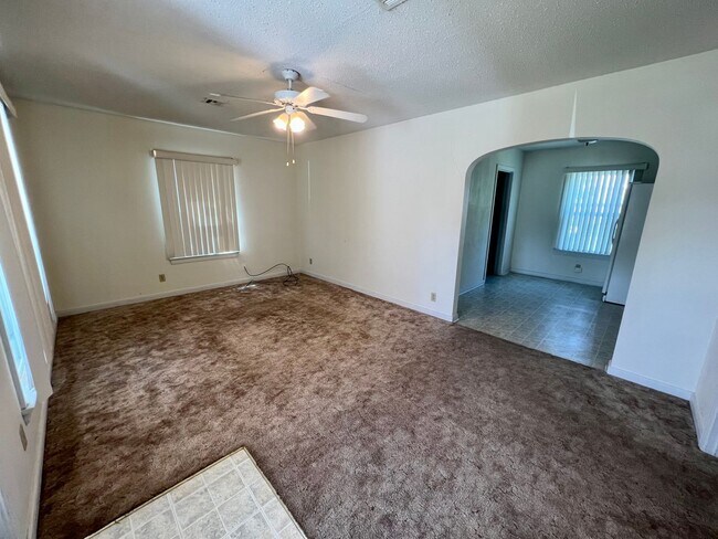 Foto del edificio - AVAILABLE NOW!