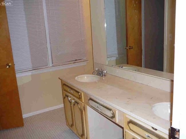 Building Photo - 1121 River Forest Dr