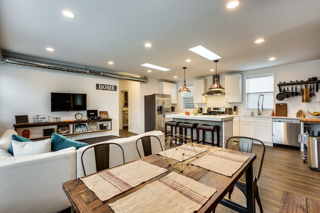 Foto del edificio - 706 N Racine Ave